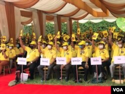 សមាជិក​សមាជិកា​គណបក្សមក​ពី​២៥​រាជធានី​ខេត្ត​ ​ចូលរួម​បោះឆ្នោត​ ក្នុង​សមាជវិសាមញ្ញ​របស់​បក្ស​ រៀបចំ​ឡើង​នៅ​ថ្ងៃទី​០៩ ខែកុម្ភៈ​ ឆ្នាំ​២០២២​ក្នុង​ខណ្ឌច្បារអំពៅ​ ទីក្រុង​ភ្នំពេញ។ (ហ៊ុល រស្មី/វីអូអេ)