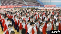 Persatuan Anak-anak Korea dari Komite Sentral Liga Pemuda Patriotik Sosialis tampil untuk marayakan ulang tahun ke-80 mantan pemimpin Kim Jong Il di Pyongyang. (Foto: KCNA via KNS/AFP)