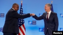 로이드 오스틴(왼쪽) 미 국방장관이 16일 벨기에 브뤼셀에서 옌스 스톨텐베르그 북대서양조약기구(NATO·나토) 사무총장과 인사하고 있다.
