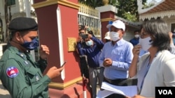 មេដឹកនាំអង្គការ​សង្គម​ស៊ីវិល​អ្នកស្រី​ ចក់ សុភាព និង​លោក​ អាត់ ធន់​ នាំ​យក​ញត្តិ​ដាក់​ជូន​រដ្ឋមន្ត្រី​ក្រសួង​យុត្តិធម៌​លោក​ កើត​ រិទ្ធ​ ស្នើសុំ​អន្តរាគមន៍​ដោះស្រាយ​វិវាទ​ការងារ​នៅ​ក្រុមហ៊ុន​ណាហ្គាលវើលដ៍​ រាជធានី​ភ្នំពេញ​ ថ្ងៃទី​១០​ ខែកុម្ភៈ​ ឆ្នាំ​២០២២។ ​ ​(ហ៊ុល រស្មី/វីអូអេ)