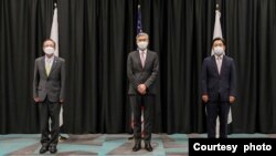 성 김 국무부 대북특별대표(가운데)와 노규덕 한국 외교부 한반도평화교섭본부장(오른쪽), 후나코시 다케히로 일본 외무성 아시아∙대양주국장이 미국 하와이 호놀룰루에서 미한일, 미한, 한일 북핵 수석대표 협의를 했다. 사진: 일본 외무성.