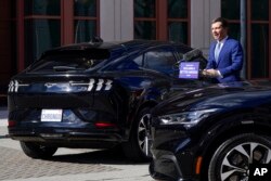 피트 부티지지 미 교통부 장관이 지난 2월 전기차 지원 방안에 관해 연설하고 있다. (자료사진)