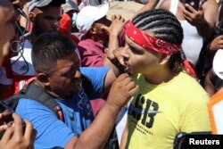 Seorang migran memulai mogok makan dengan menjahit mulut mereka dalam aksi protes di luar kantor Institut Migrasi Nasional (INM) di Tapachula, Meksiko 15 Februari 2022. (REUTERS/Jose Torres)