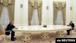 블라디미르 푸틴 러시아 대통령과 올라프 숄츠 독일 총리가 지난 2월 모스크바에서 회담했다.