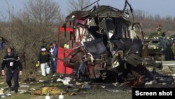 Uništeni autobus Niš ekspresa posle eksplozije u Livadicama, kod Podujeva, 16. februara 2001. godine