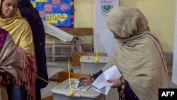 صوبے کے 32 اضلاع میں سیاسی جماعتوں کے مقابلے میں آزاد حیثیت میں انتخابات لڑنے والوں کو زیادہ کامیابی ملی ہے۔(فائل فوٹو)