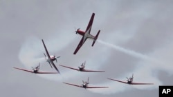 Team aerobatik TNI Angkatan Udara "Jupiter Aerobatic Team" ambil bagian dalam "Singapore Airshow 2022" di bandara Changi, Selasa (15/2). 