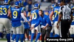 Najmlađi trener u istoriji NFL-a, Sean McVay, čestita ofanzivcima LA Ramsa na touchdownu protiv Detroit Lionsa (oktobar 2021).