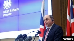 벤 월러스 영국 국방장관이 지난달 11일 모스크바에서 세르레이 쇼이구 러시아 국방장관과 회담 후 기자회견하고 있다. (자료사진)
