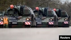 독일 연방군 기지 안에서 수송을 앞둔 자주포 행렬이 대기하고 있다. (자료사진)