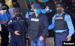 후안 올란도 에르난데스(가운데) 전 온두라스 대통령이 15일 경찰에 연행되고 있다.