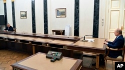 ប្រធានាធិបតី​រុស្ស៊ី លោក Vladimir Putin (ស្ដាំ) ជួប​ជាមួយ​រដ្ឋមន្ត្រី​ការពារ​ជាតិ​រុស្ស៊ី លោក Sergei Shoigu (ឆ្វេង) ទីក្រុង​មូស្គូ ប្រទេស​រុស្ស៊ី ថ្ងៃទី១៤ ខែកុម្ភៈ ឆ្នាំ២០២២។