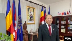 លោក ផៃ ស៊ីផាន អ្នកនាំ​ពាក្យ​រដ្ឋាភិបាល​កម្ពុជា ក្រោយ​កិច្ចសម្ភាស​ជាមួយ​វីអូអេ នៅ​វិមាន​មិត្តភាព ទីស្ដីការ​គណៈរដ្ឋមន្ត្រី ក្នុង​រាជធានីភ្នំពេញ កាលពី​ថ្ងៃទី១០ ខែកុម្ភៈ ឆ្នាំ២០២២។ (អូន ឆេងប៉រ/វីអូអេ)