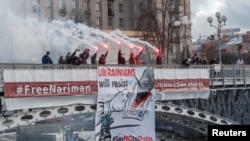 Watu wakishiriki katika matembezi ya mshikamano, kuonyesha moyo wa uzalendo wa wananchi wa Ukraine wakati mvutano na Russia ukiongezeka, huko Kyiv, Ukraine, Feb. 12, 2022. 