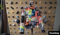 뉴욕의 패션 디자이너 니콜 맥로글린 씨가 제작한 스포츠용 장갑으로 만든 재킷.