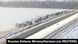 俄罗斯国防部公布的视频截图显示俄罗斯西部军区的坦克返回地点不明的永久基地。(2022年2月15日)