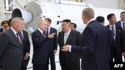 블라디미르 푸틴 러시아 대통령과 김정은 북한 국무위원장이 13일 러시아 보스토치니 우주기지를 둘러보고 있다.