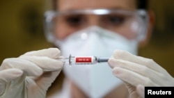 Seorang perawat memegang vaksin Sinovac China, vaksin potensial untuk penyakit coronavirus (COVID-19), di Rumah Sakit Sao Lucas dari Universitas Katolik Kepausan Rio Grande do Sul (PUCRS), di Porto Alegre, Brazil, 8 Agustus 2020. (Foto: dok).