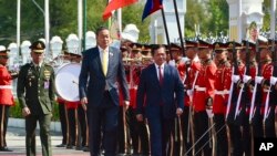 (กลางซ้าย) นายเศรษฐา ทวีสิน ร่วมเดินตรวจแถวทหารกองเกียรติยศกับฮุน มาเนต (กลางขวา) ที่ทำเนียบรัฐบาลไทย กรุงเทพฯ เมื่อ 7 กุมภาพันธ์ 2024 (ที่มา: Government Spokesman Office via AP)