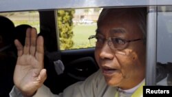 ប្រធានាធិបតីថ្មី​របស់​ប្រទេស​មីយ៉ាន់ម៉ា លោក Htin Kyaw នៅ​ខណៈ​លោក​ចេញពី​រដ្ឋសភា​មីយ៉ាន់ម៉ា កាល​ពីថ្ងៃទី១៥ ខែ​កុម្ភៈ ឆ្នាំ២០១៦។