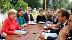 Le président français Emmanuel Macron, à droite, lors de sa rencontre avec la chancelière allemande Angela Merkel au Palais de l'Élysée à Paris, le 28 août 2017.