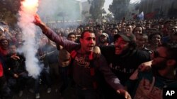 Para penggemar tim sepakbola Mesir, Klub Al-Ahly merayakan keputusan pengadilan yang menghukum mati 21 orang yang dituduh terlibat dalam kekerasan pada sebuah pertandingan sepakbola tahun lalu di Port Said yang menewaskan 74 orang, di Kairo, Mesir, 26 January 2013. (AP Photo/Khalil Hamra)