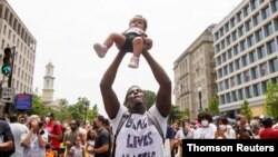 워싱턴 DC에서 6일 경찰에 의한 흑인 남성 ‘조지 플로이드’ 사망 사건에 항의하는 대규모 시위가 열렸다.