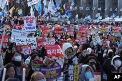 Ülkede zaman zaman protestolar sürüyor.