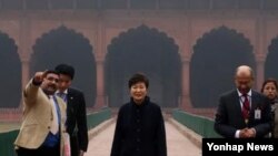 인도를 국빈방문중인 박근혜 대통령이 17일 오후(현지시간) 뉴델리 근교의 '레드 포트' 왕궁을 방문, 궁내를 둘러보고 있다. 레드 포트는 17세기 무굴제국 시대에 지어진 왕궁이다.