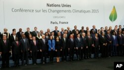 Para pemimpin negara-negara di dunia berfoto di depan mimbar COP21, KTT Perubahan Iklim di Le Bourget, luar Paris, (30/11).