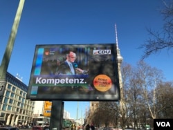 2023年2月23日，柏林街头德国联盟党候选人默茨的竞选广告牌。（美国之音特约记者杨乐天拍摄）