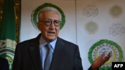 Utusan Perdamaian Internasional, Lakhdar Brahimi, dalam suatu jumpa pers di Kairo (Foto: dok). Lakhdar Brahimi berada di Istanbul untuk meredakan ketegangan yang meningkat antara Turki-Suriah, Sabtu (13/10).