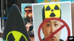 បាតុករកូរ៉េខាងត្បូងលើកបដាប្រឆាំងនឹង​ការ​ធ្វើតេស្ត​នុយក្លេអ៊ែរ​បស់កូរ៉េខាងជើង នៅក្រុងសេអ៊ូល ប្រទេស​កូរ៉េខាងត្បូង កាលពីថ្ងៃទី១០ ខែកញ្ញា ឆ្នាំ២០១៦។ 