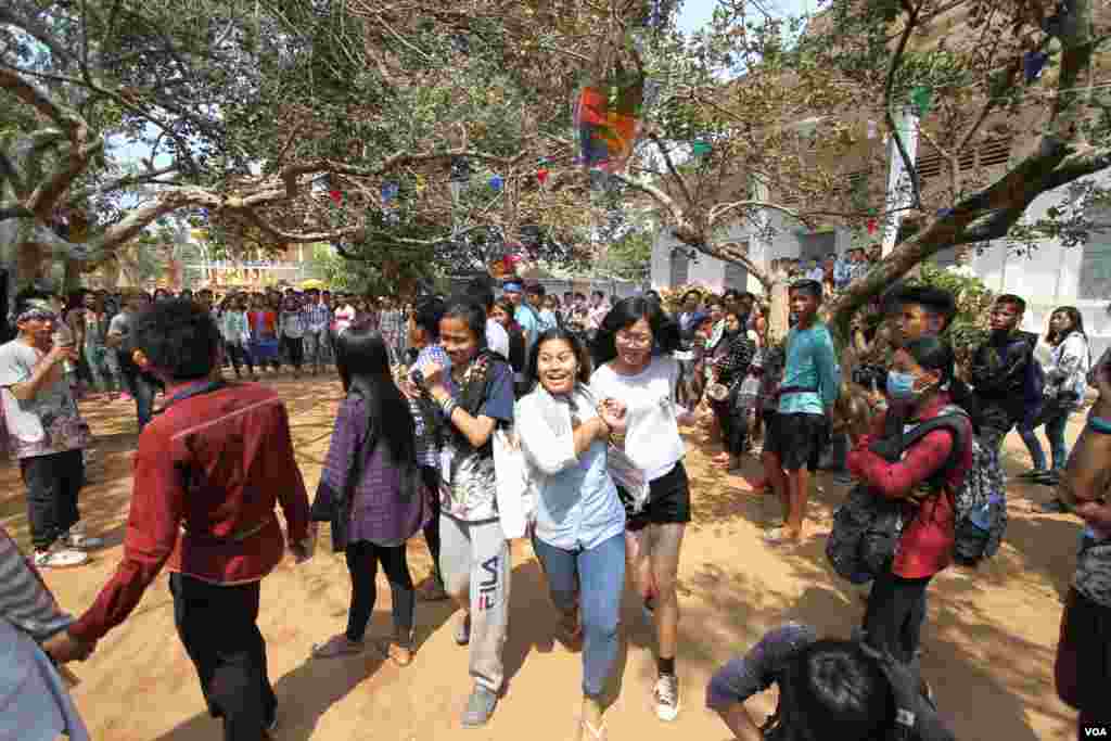 យុវជនខ្មែរមួយក្រុមលេងល្បែង&laquo;ពង្រត់កូនក្រមុំគេ&raquo;ក្នុងពិធីមួយដើម្បីប្រារព្ធចូលឆ្នាំខ្មែរនៅវត្តជ្រោយអំពិលខ័ណ្ឌច្បារអំពៅរាជធានីភ្នំពេញកាលពីថ្ងៃសៅរ៍ទី០៩ខែមេសានេះ។ ប្រជាជនខ្មែរប្រារព្ធពិធីបុណ្យចូលឆ្នាំខ្មែរចាប់ពី ថ្ងៃទី ១៣ដល់ទី១៦ខែមេសាឆ្នាំ២០១៦នេះ នៃ​ឆ្នាំ​វក សត្វ​ស្វា។ (ឡេង ឡែន/VOA)​ &nbsp; 