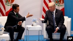 Presiden Donald Trump bertemu dengan Presiden Meksiko Enrique Pena Nieto di KTT G-20, 7 Juli 2017 di Hamburg. (AP Photo/Evan Vucci).