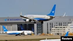 Un Boeing 737-800 de la compagnie Xiamen Airlines atterrit à l'aéroport international de Fuzhou Changle à Fuzhou, dans la province de Fujian, en Chine, le 21 mars 2018. (Reuters)