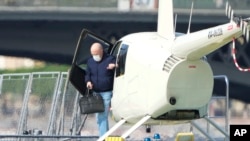 Yevgeny Prigozhin, pemimpin kelompok tentara bayaran Rusia Wagner, tiba di St. Petersburg, Rusia, dengan helikopter pada 26 Mei 2023. (Foto: AP)