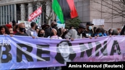 Orang-orang menghadiri demo untuk memperingati satu tahun pembunuhan Breonna Taylor oleh polisi di Louisville, Kentucky, Sabtu, 13 Maret 2021. (Foto: Amira Karaoud/Reuters)