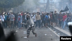 Police clash with protesters after clashes in Jakarta, Indonesia, early May 22, 2019.
