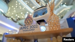 Sebuah robot memegang logo KTT APEC 2022 yang baru diluncurkan di sebuah department store di Bangkok, Thailand, 18 November 2021. (REUTERS/Athit Perawongmetha/ilustrasi)