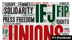 资料照 - 写有《国际新闻工作者联合会》（International Federation of Journalists, IFJ）以及新闻自由、人权等英文字样的宣传图案。