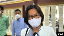 អ្នកស្រី​ចក់ សុភាព​ នាយិកា​មជ្ឈមណ្ឌល​សិទ្ធិមនុស្ស​កម្ពុជា​និយាយ​ជាមួយ​អ្នកសារព័ត៌មាន​នៅមុខ​ក្រសួង​យុត្តិធម៌​ ក្នុង​ទីក្រុង​ភ្នំពេញ​ ថ្ងៃទី​១០​ ខែ​កុម្ភៈ​ ឆ្នាំ​២០២២។ ​(ហ៊ុល រស្មី/វីអូអេ)