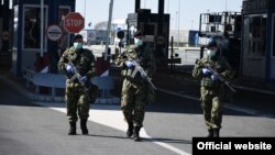 Pripadnici Vojske Srbije sa zaštitnim medicinskim maskama na licu i rukavicama, na graničnom prelazu Batrovci, na granici sa Republikom Hrvatskomepidemije koronavirusa, Srbija, 16. marta 2020. (Foto: Ministarstvo odbrane Republike Srbije)