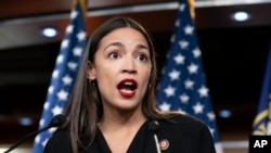 រូបឯកសារ៖ អ្នកស្រី Alexandria Ocasio-Cortez សមាជិក​តំណាង​រាស្ត្រ​សភា​ម្នាក់​ប្រចាំ​រដ្ឋញូវយ៉ក​មក​ពី​គណបក្ស​ប្រជាធិបតេយ្យ ថ្លែងនៅក្នុង​សន្និសីទសារព័ត៌មានមួយនៅរដ្ឋសភាអាមេរិក រដ្ឋធានីវ៉ាស៊ីនតោន កាលពីថ្ងៃទី១៥ កក្កដា ឆ្នាំ២០១៩។