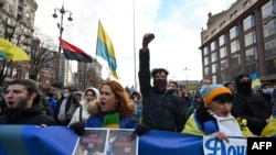 乌克兰民众在首都基辅游行，面对俄罗斯的侵略威胁而显示团结（2022年2月12日）