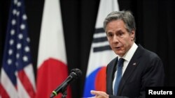 토니 블링컨 미 국무장관이 12일 하와이 호놀룰루에서 한국·일본 외교장관들과 회담 후 공동기자회견에서 발언하고 있다.
