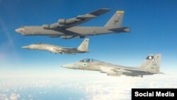 پرواز جنگنده‌های اف-۱۵ ارتش اسرائیل در کنار بمب‌افکن بی-۵۲ آمریکا