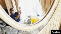 Seorang nakes menyiapkan vaksin COVID-19 di Bavarian State Opera House di Munich, Jerman, 10 Februari 2022. REUTERS/Michaela Rehle