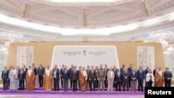 6일 사우디아라비아 제다에서 우크라이나 평화회의 이틀째 일정 참가자들이 기념촬영하고 있다. 앞줄 가운데 오른쪽은 제이크 설리번 백악관 국가안보보좌관, 가운데는 무사드 빈 모하마드 알아이반 사우디 국가안보보좌관, 가운데 왼쪽은 리후이 중국 유라시아사무특별대표.