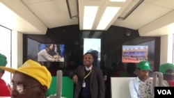 Des passagers sont assis dans un train à Addis-Abeba, en Éthiopie. (Photo VOA)